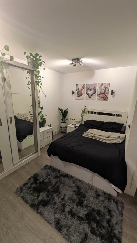 Photo 1: Bedroom