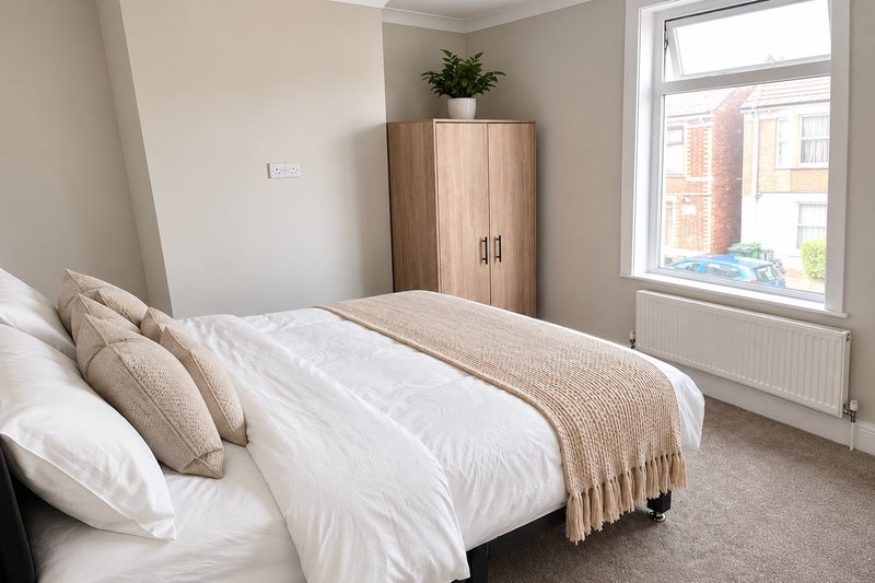 Photo 1: Bedroom