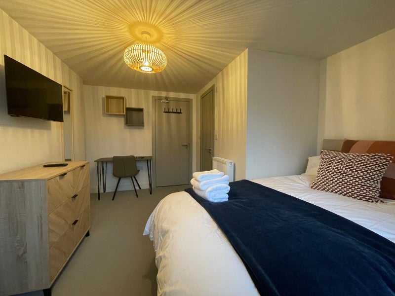 Photo 1: Room 2