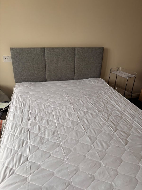 Photo 1: Double bed 
