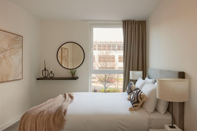 Photo 1: Bedroom