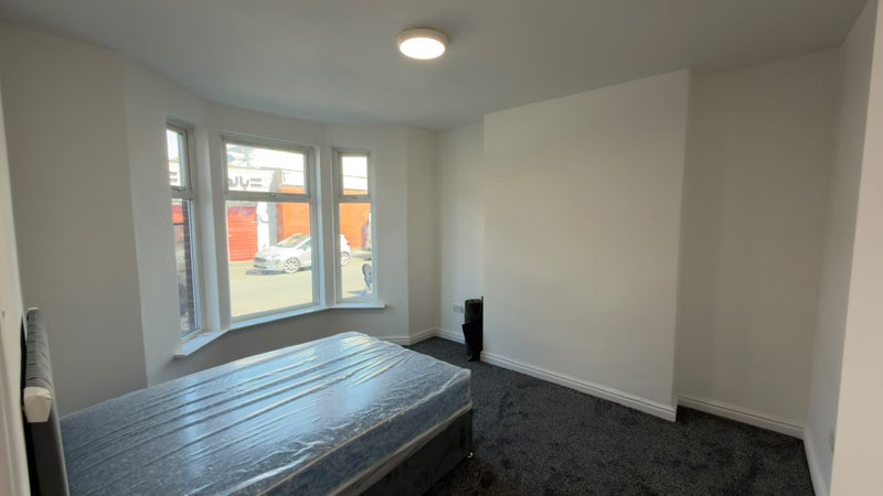Photo 1: Room 1