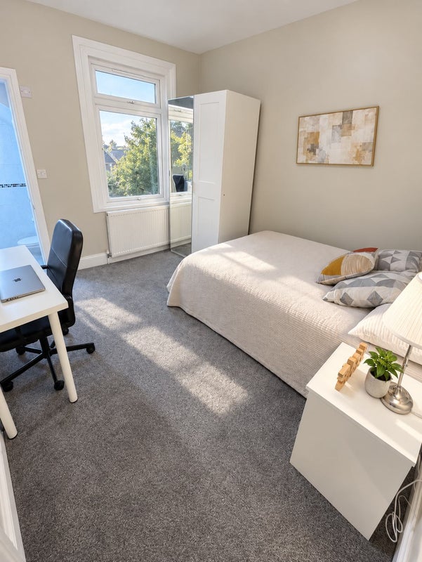 Photo 1: The room £1,250 (rent including all bills)