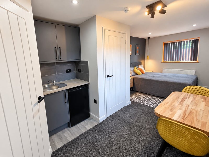 Photo 1: Room 2 En Suite