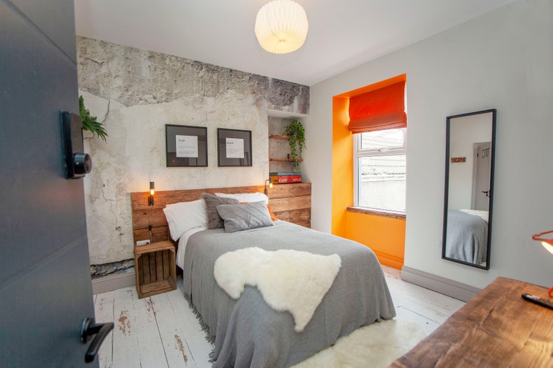 Photo 1: Room 4