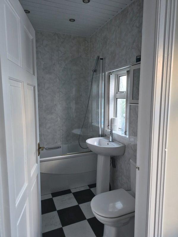 Photo 1: Upstairs Bathroom
