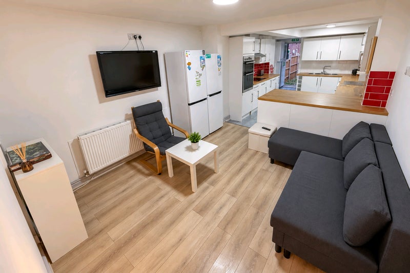 Photo 1: Living