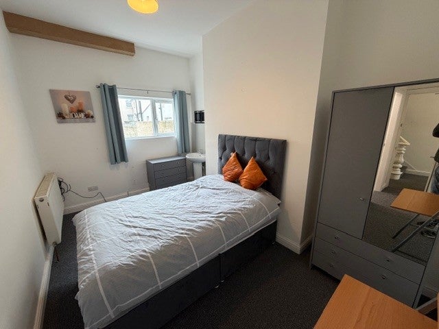 Photo 1: Room 2 Ground Floor En-Suite