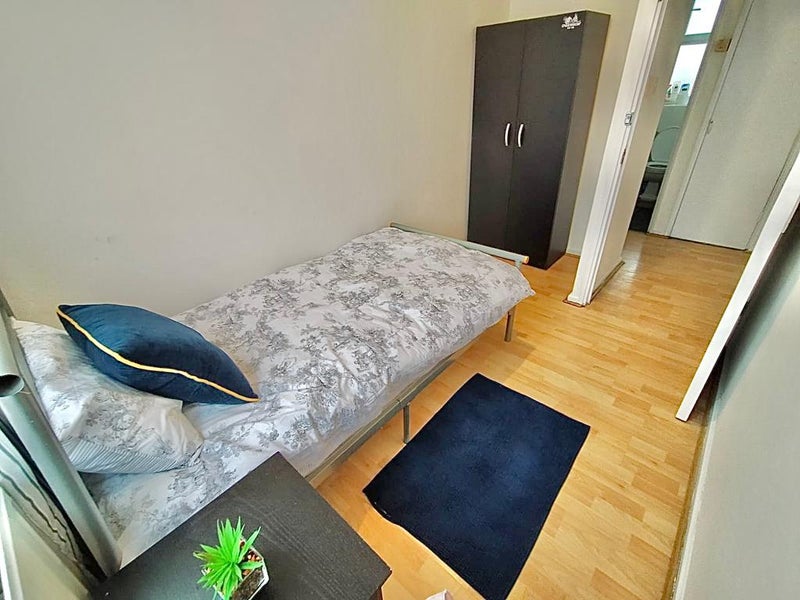 Photo 1: Bedroom 