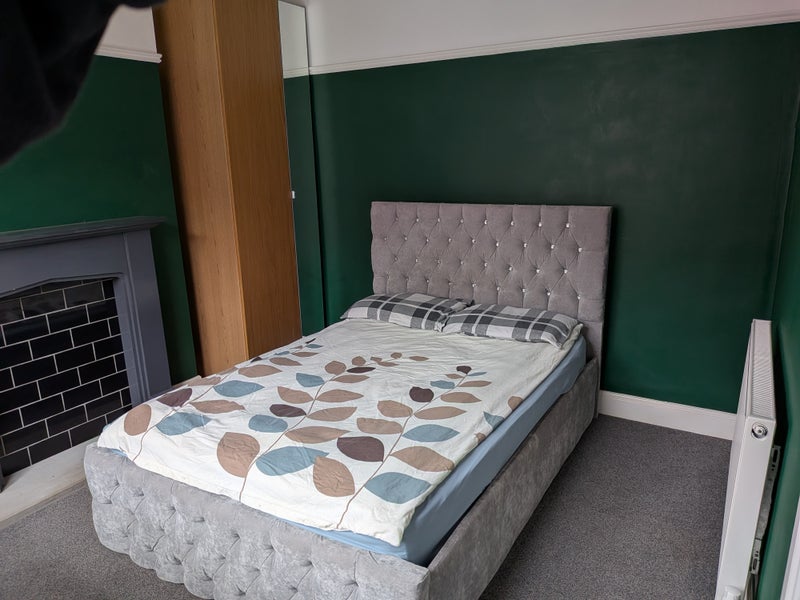 Photo 1: Double bedroom