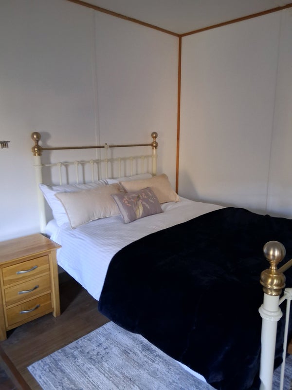 Photo 1: Double bed