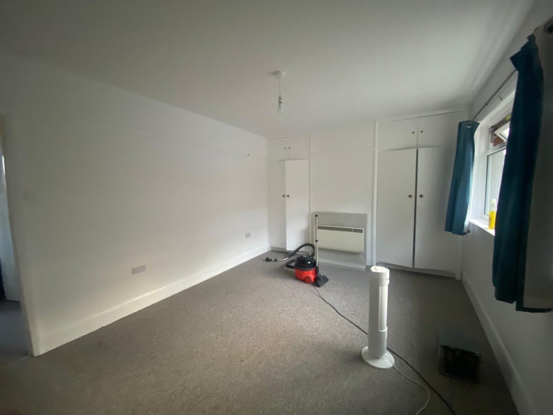 Photo 1: Room