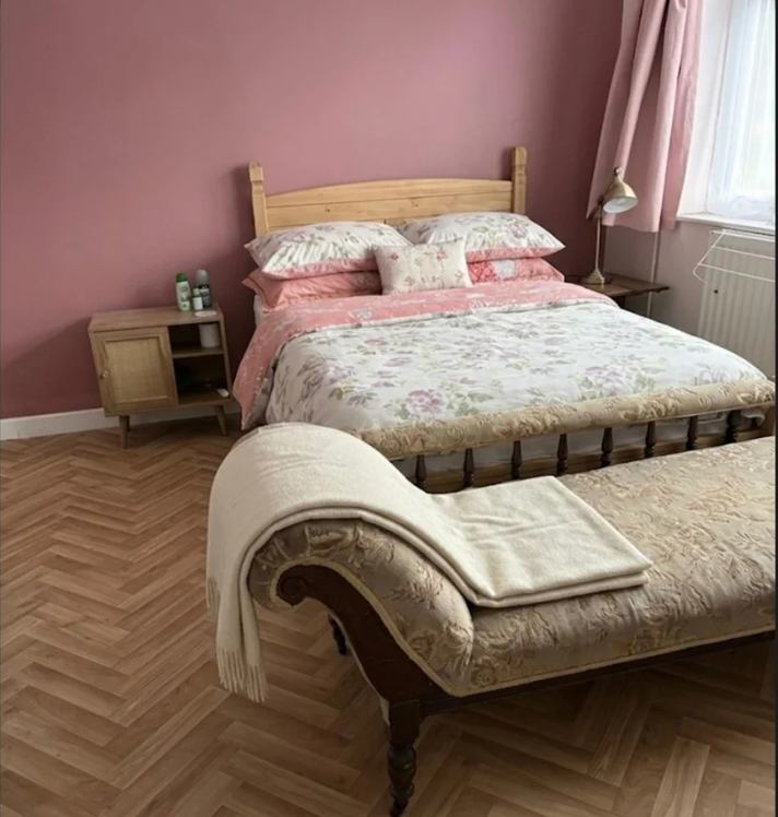 Photo 1: Room decor - flexible on furniture