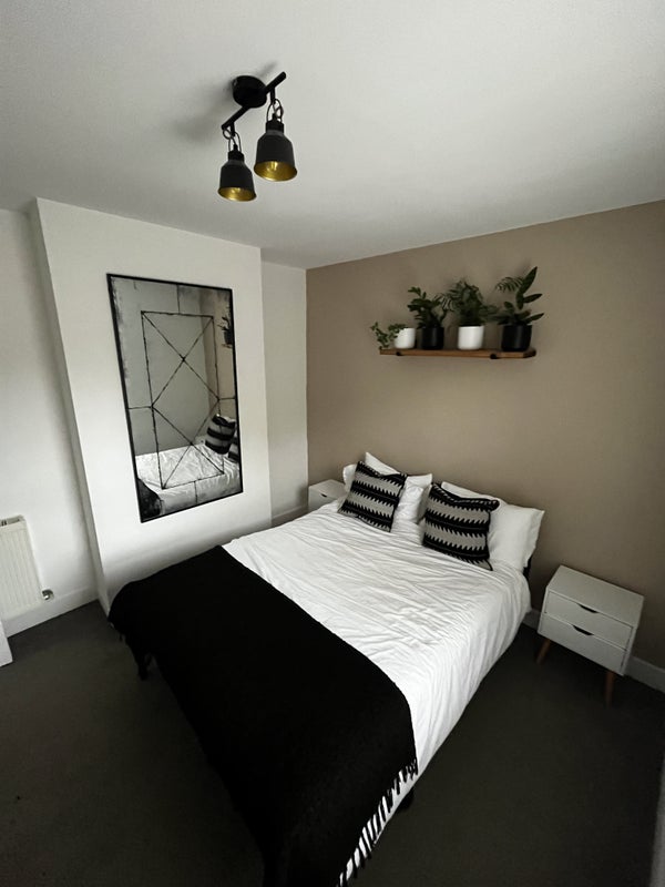 Photo 1: Room for rent view 3