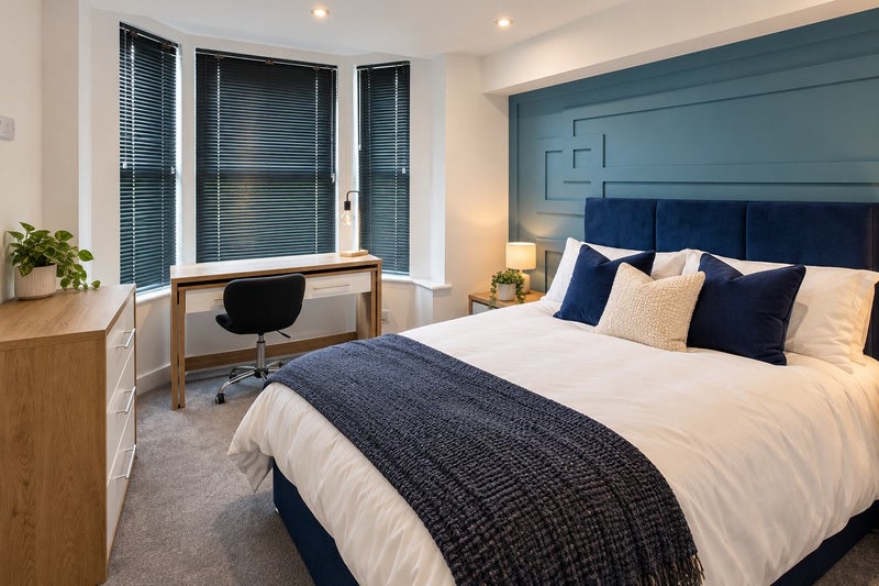 Photo 1: Bedroom