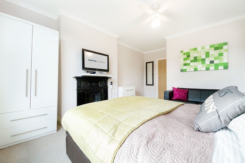 Photo 1: Room 4