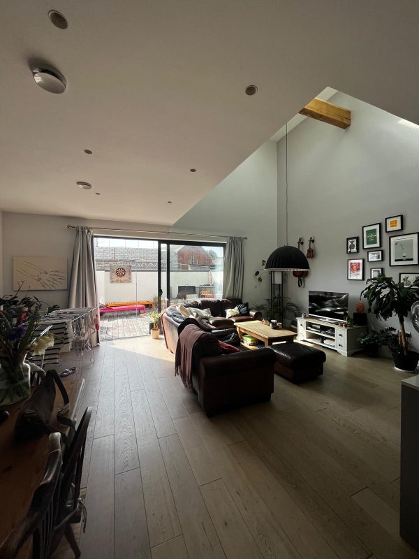 Photo 1: Living space