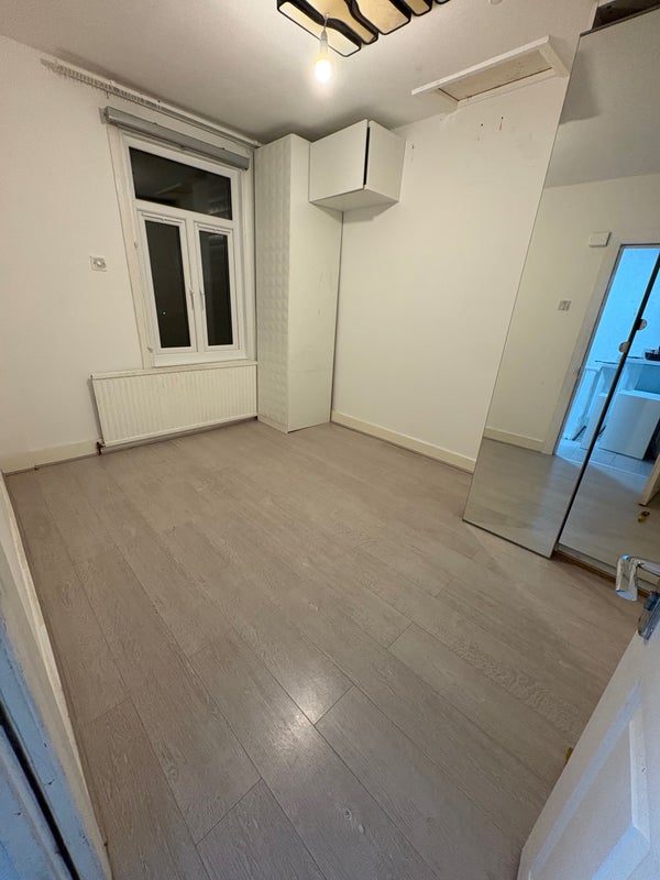 Photo 1: Room 1