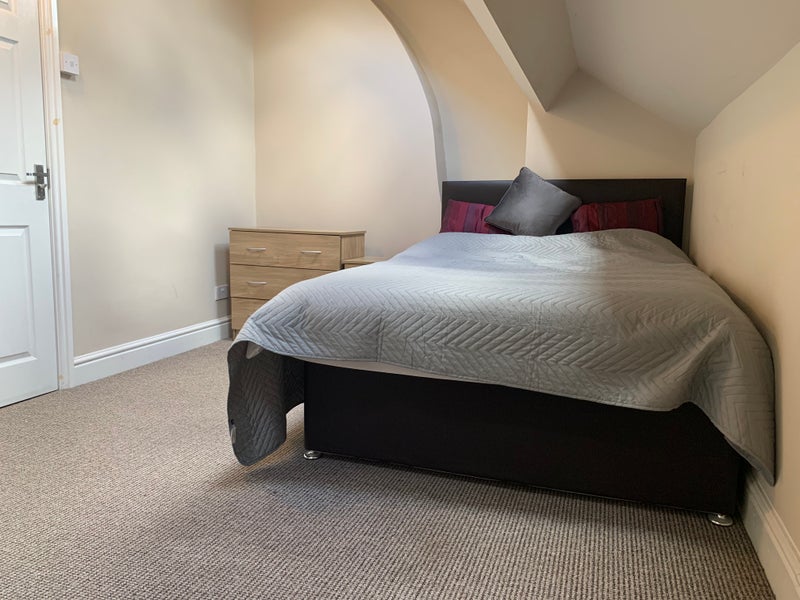 Photo 1: Room 5