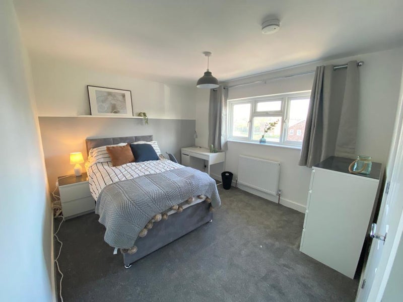 Photo 1: Massive 1st floor bedroom with large private ensuite, plenty of storage, 1 GB wifi