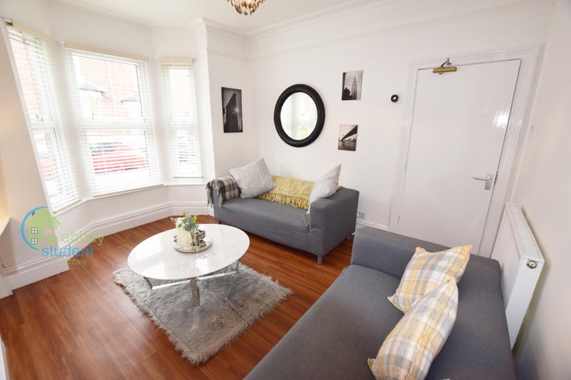 Photo 1: Lounge image 1 