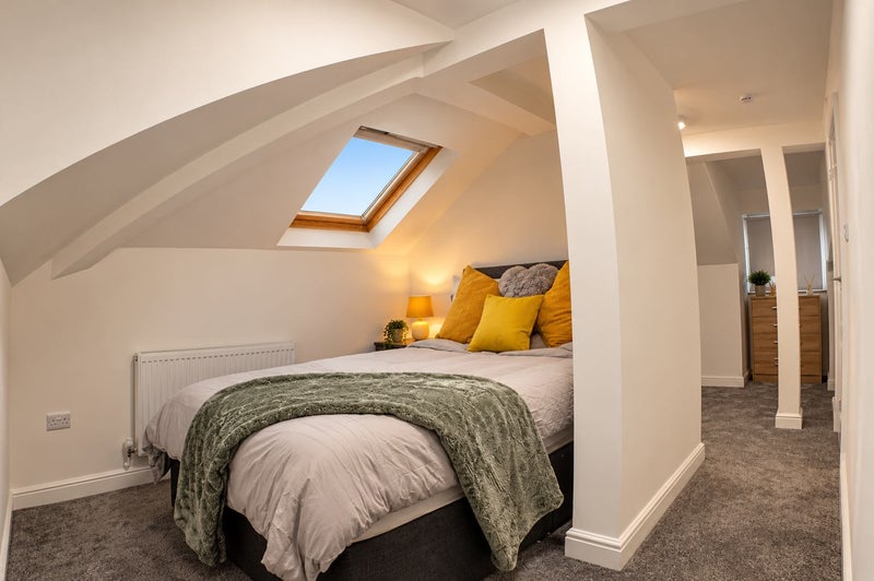 Photo 1: ROOM 6