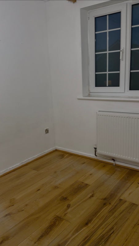 Photo 1: The room will be furnished before renting. 