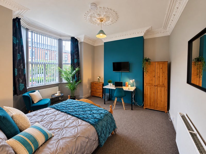 Photo 1: Bedroom 1