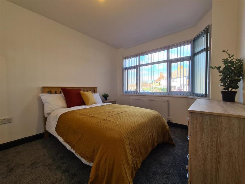 Photo 1: Room 2 En Suite