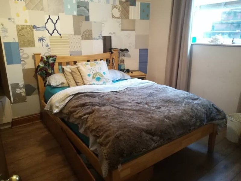 Photo 1: Bedroom