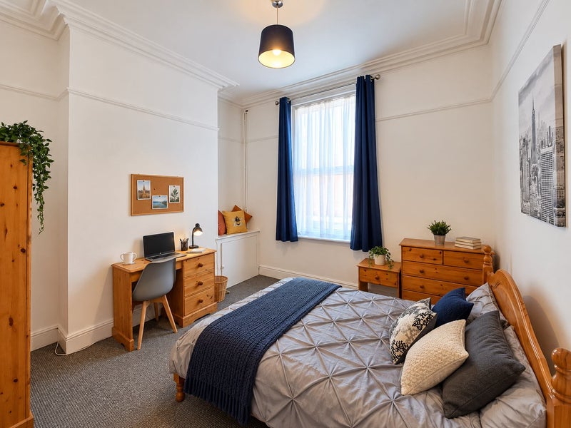 Photo 1: Bedroom 1