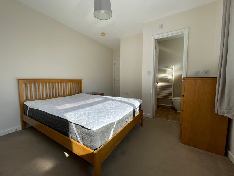 Photo 1: En Suite Room 1