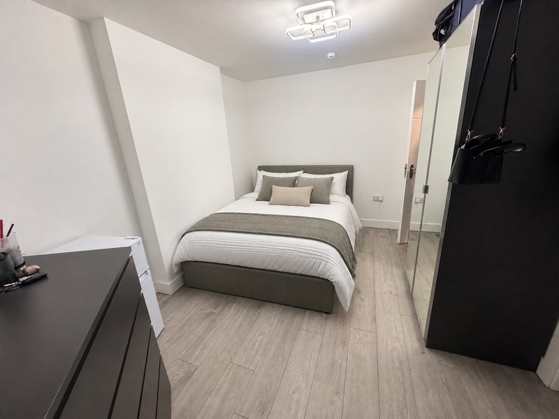 Photo 1: Modern En-suite room