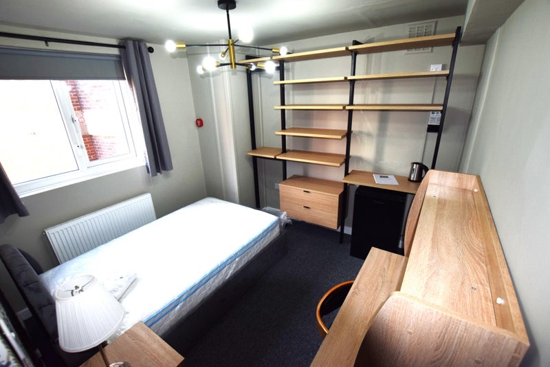 Photo 1: Room 4