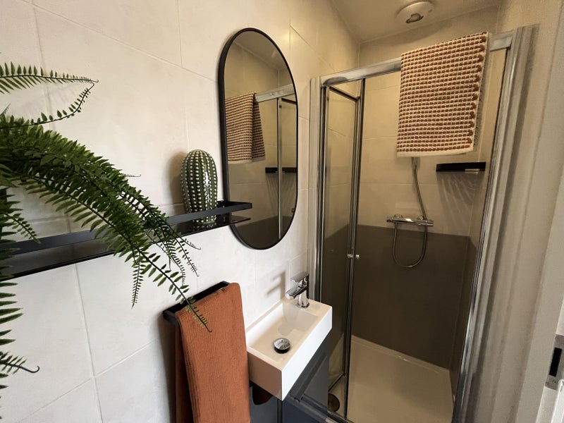 Photo 1: The Ensuite