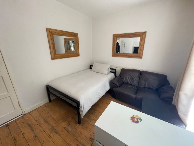 Photo 1: Bedroom 2