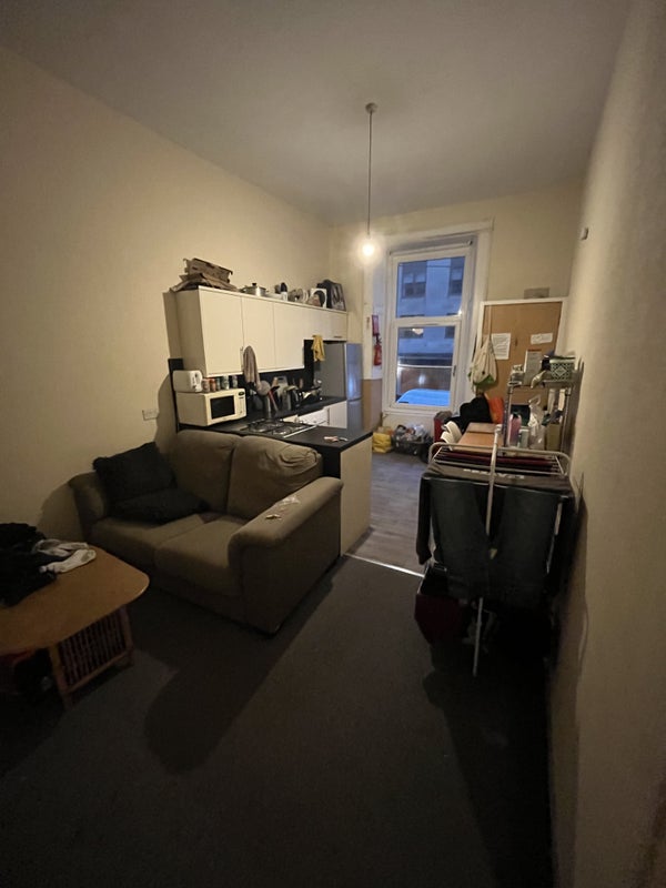 Photo 1: Living Room/Kitchen