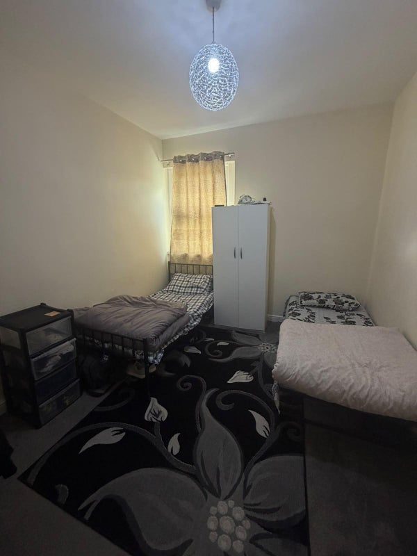 Photo 1: 1x Bed Space available in double bedroom