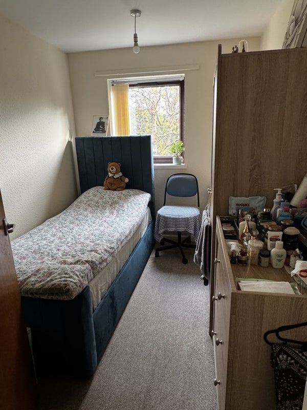 Photo 1: Bedroom