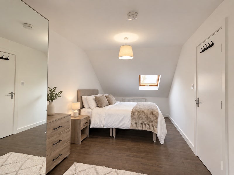 Photo 1: Bedroom