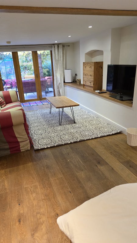 Photo 1: Sitting area
