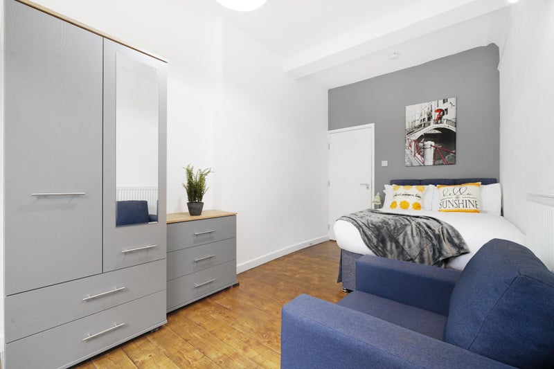 Photo 1: Bedroom