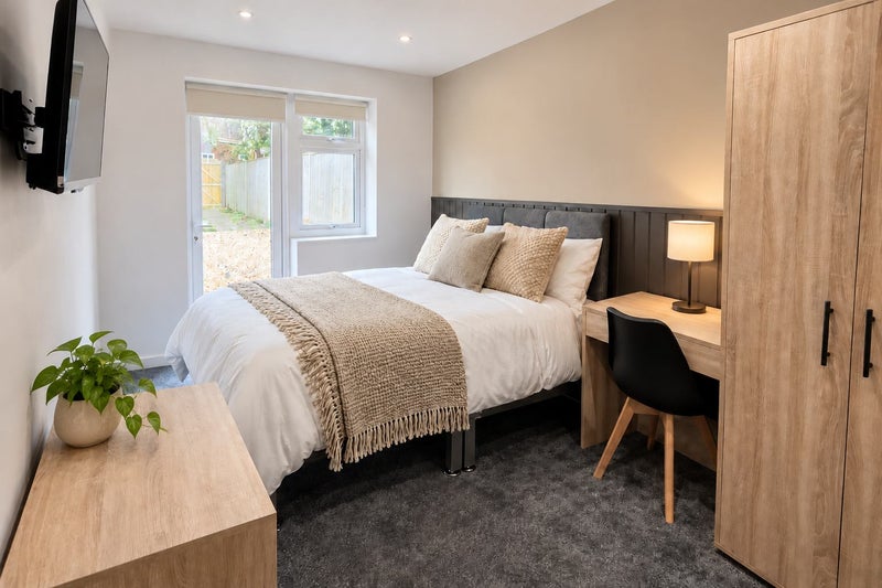 Photo 1: Bedroom