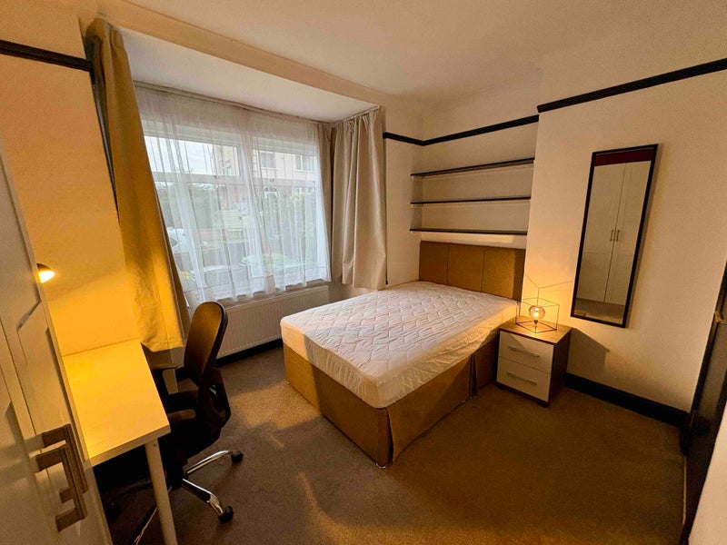 Photo 1: ROOM 1 *Available Now!*