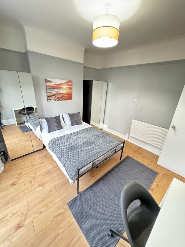 Photo 1: Double Room £240.00 per week
