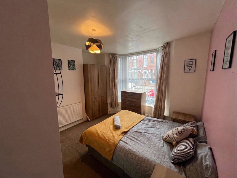 Photo 1: Room 1 - En-suite