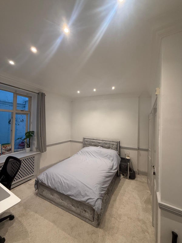 Photo 1: Bedroom