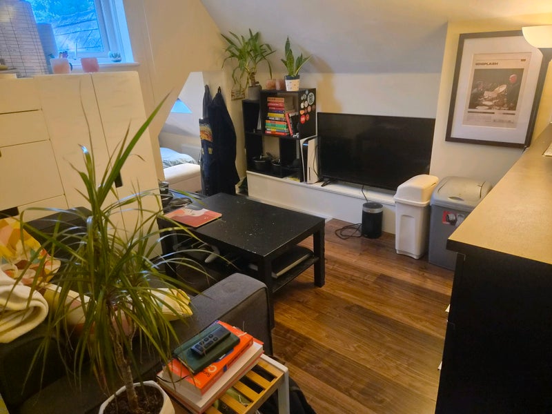 Photo 1: Lounge