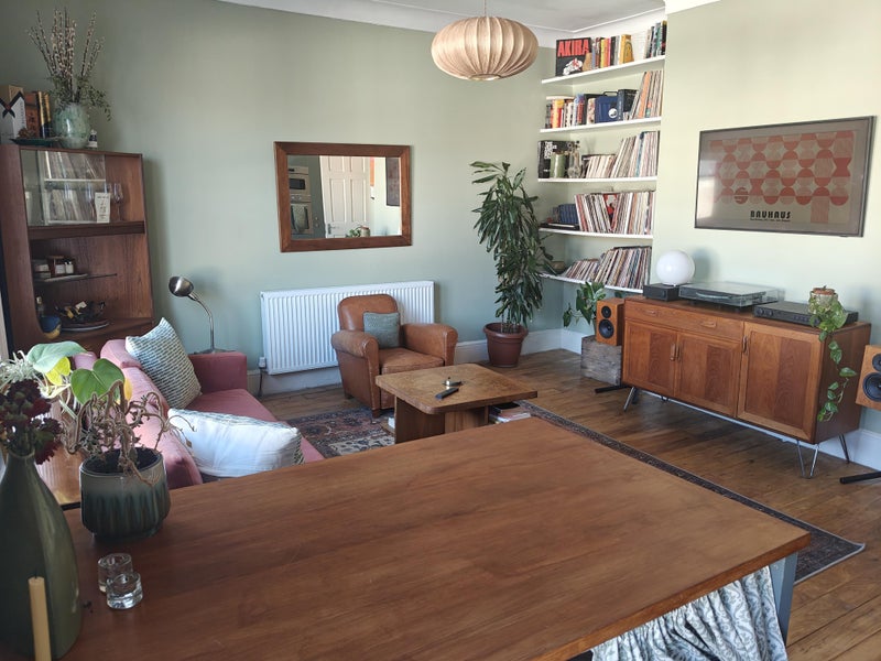 Photo 1: Living room/Kitchen 
