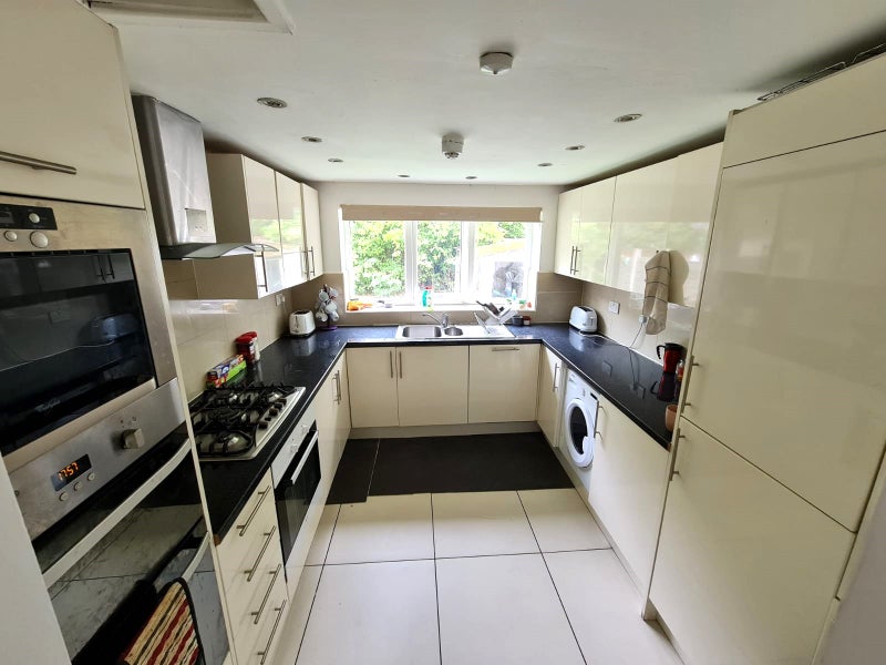 Photo 1: Spacious kitchen with all essential appliances / Plenty of storage cabinets 